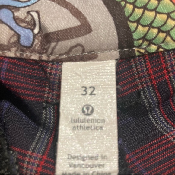 LULULEMON Sz 32 Plaid Many Pockets Shorts - Picture 11 of 13